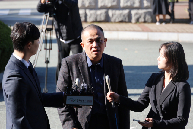 김건희 여사 공천 개입 의혹과 미래한국연구소의 불법 여론조사 의혹 등 사건의 핵심 인물인 명태균 씨가 9일 경남 창원시 창원지방검찰청(창원지검)에 출석해 취재진 질문에 답변하고 있다. 창원=연합뉴스