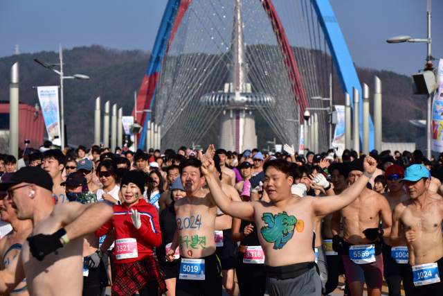 2024년 새해 첫날 열린 ‘2024 선양 맨몸마라톤’ 참가자들이 마라톤을 즐기고 있다. 사진제공=선양소주