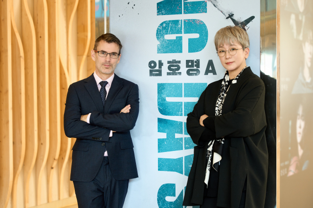 뮤지컬 '스윙데이즈'의 작곡가 제이슨 하울랜드(왼쪽)와 김희재 작가. 사진 제공=㈜올댓스토리