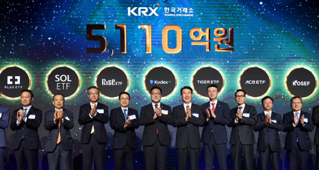 이달 4일 서울 영등포구 콘래드호텔에서 열린 ‘한국거래소 한국자본시장 콘퍼런스’에서 김병환(왼쪽 다섯 번째부터) 금융위원장, 정은보 거래소 이사장 등 참석자들이 밸류업지수 관련 상품 상장식을 마친 뒤 박수를 치고 있다. 연합뉴스