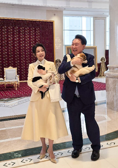 윤석열 대통령과 김건희 여사가 6월 11일(현지 시간) 투르크메니스탄을 방문해 국견인 알라바이를 선물로 받은 후 즐거워하고 있다. 연합뉴스