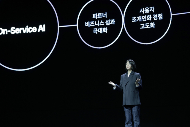 최수연 네이버 대표가 11일 서울 강남구 코엑스에서 열린 기술 콘퍼런스 ‘단(DAN) 24’에서 인공지능(AI) 전략을 소개하고 있다. 사진 제공=네이버