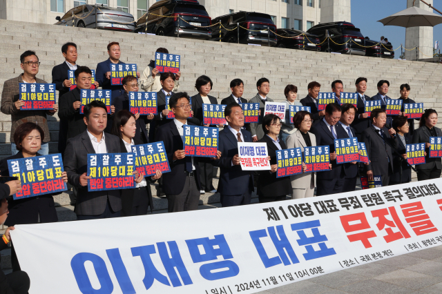 더불어민주당 소속 지방자치단체장 및 기초·광역의원 모임인 전국자치분권민주지도자회의(KDLC) 회원들이 11일 국회 본청 앞에서 이재명 대표의 무죄를 촉구하는 결의대회를 하고 있다. 연합뉴스
