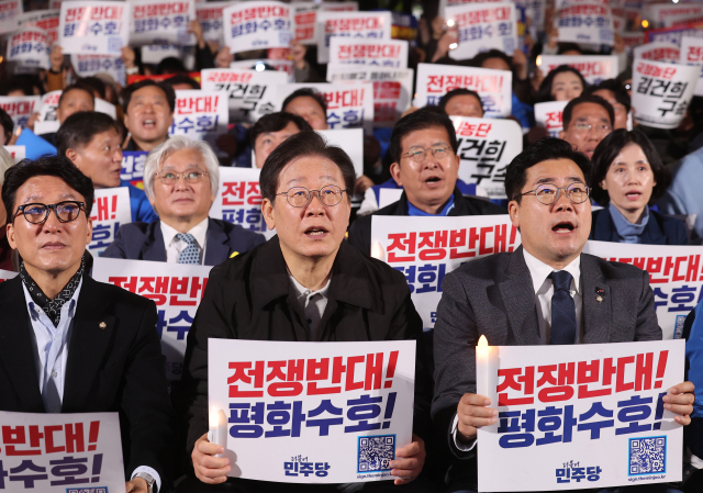 이재명 더불어민주당 대표, 박찬대 원내대표 등이 9일 오후 서울 숭례문 일대에서 더불어민주당 주최로 열린 '김건희·윤석열 국정농단 규탄·특검 촉구 제2차 국민행동의 날' 장외집회에서 손팻말을 들어 보이며 구호를 외치고 있다. 연합뉴스