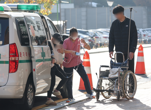 의정 갈등 해소를 위한 여야의정 협의체가 첫 회의를 연 11일 오전 서울 시내 한 대형병원 응급실 앞에서 한 환아가 보호자와 함께 구급차에서 내리고 있다. 연합뉴스