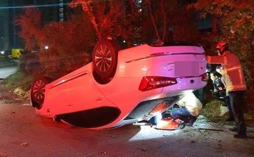 11일 김포시 통진읍 도로에서 발생한 차량 전복 사고 현장. 사진 제공 = 김포소방서