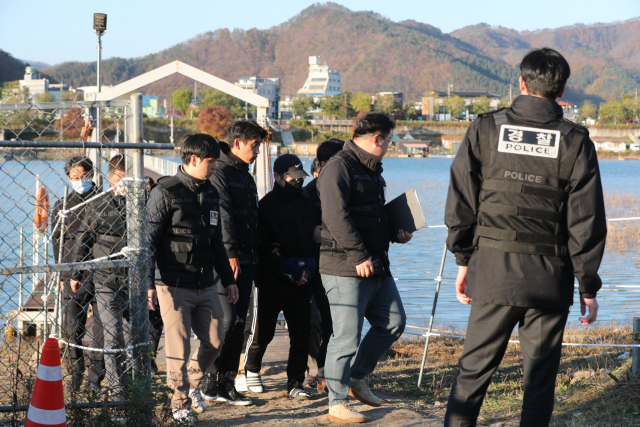 함께 근무하던 여성 군무원을 살해한 뒤 시신을 훼손하고 강원 화천군 북한강에 유기한 현역 군 장교 A(38)씨 사건의 현장 검증이 6일 북한강에서 진행되고 있다. 화천 = 연합뉴스