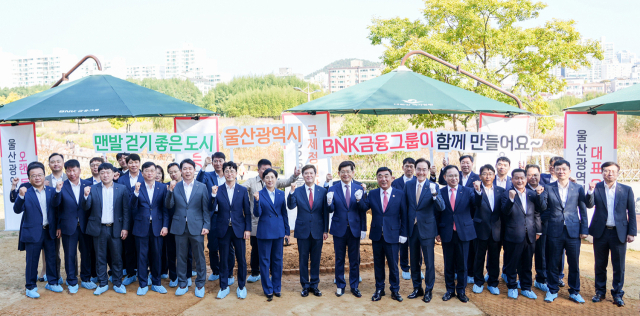 BNK금융그룹은 12일 울산에서 ‘태화강국가정원 맨발걷기길 및 그늘막 재개장식’을 열었다. 사진제공=BNK금융그룹