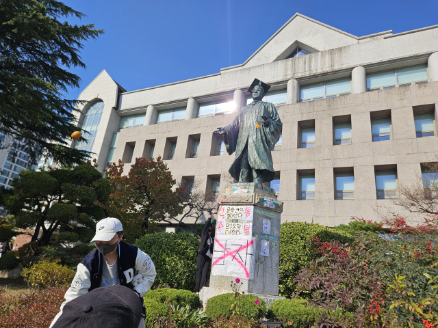 서울 성북구 동덕여자대학교에서 남녀공학 전환을 저지하기 위한 동덕여대 재학생들의 시위가 벌어진 12일 동상에 각종 반대 대자보가 붙어 있다. 박민주기자