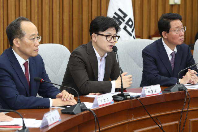 한동훈 국민의힘 대표가 12일 서울 여의도 국회에서 열린 이재명 민주당의 사법방해저지 긴급대책회의에서 모두발언을 하고 있다. 뉴스1