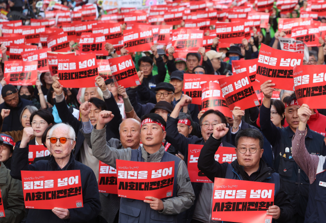 9일 오후 서울 숭례문 일대에서 열린 민주노총 전태일열사 정신계승 2024 전국노동자대회·1차 퇴진 총궐기에서 양경수 민주노총 위원장과 조합원들이 구호를 외치고 있다. 연합뉴스