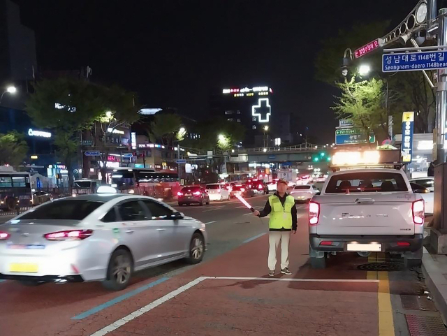 성남 모란역 인근 관외택시 불법 영업 단속. 사진 제공 = 성남시