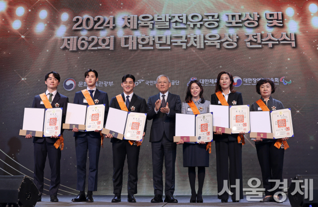 유인촌 문화체육관광부 장관이 12일 서울 중구 더플라자에서 열린 2024 체육발전유공 포상 및 제62회 대한민국체육상 전수식에서 펜싱 김준호 선수 등 6인에게 체육훈장 청룡장을 전수한 뒤 수훈자와 기념촬영을 하고 있다. 사진 제공=문체부