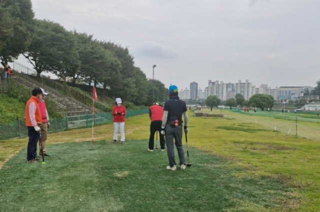 금곡양정클럽 회원들이 파크골프 경기를 하고 있다. 금곡양정클럽 제공