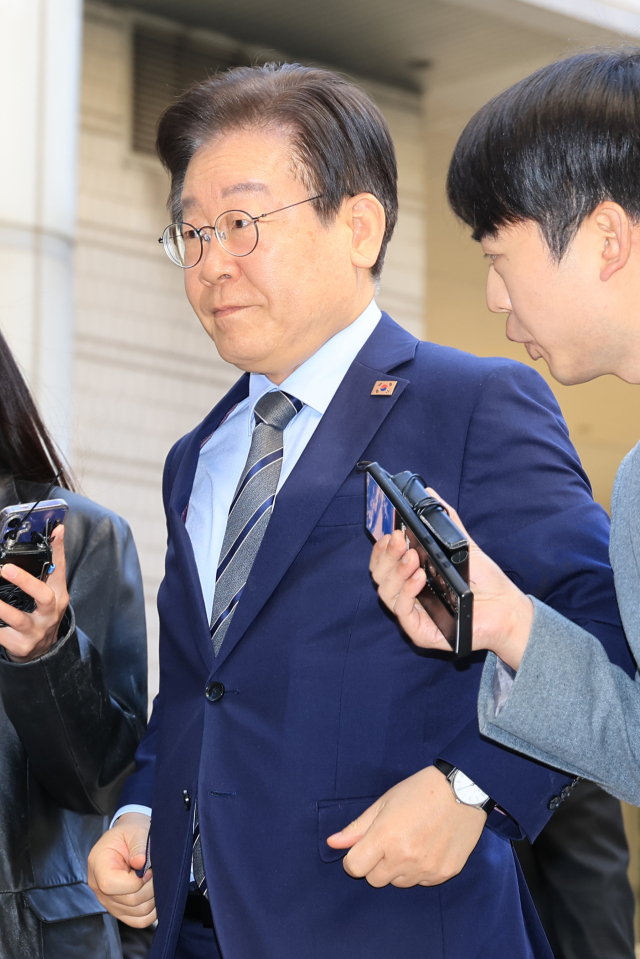 이재명 더불어민주당 대표가 12일 서울 서초구 서울중앙지방법원에서 열린 대장동·백현동·위례신도시 개발비리 및 성남FC 불법 후원금 의혹 사건 1심 속행 공판에 출석하며 취재진 질문을 듣고 있다. 이 대표는 답변 없이 법정으로 향했다. 연합뉴스