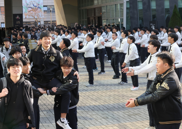 2025학년도 대학수학능력시험(수능)을 하루 앞둔 13일 오전 서울 중동고에서 학생들이 선배 수능 대박을 응원하고 있다. 연합뉴스