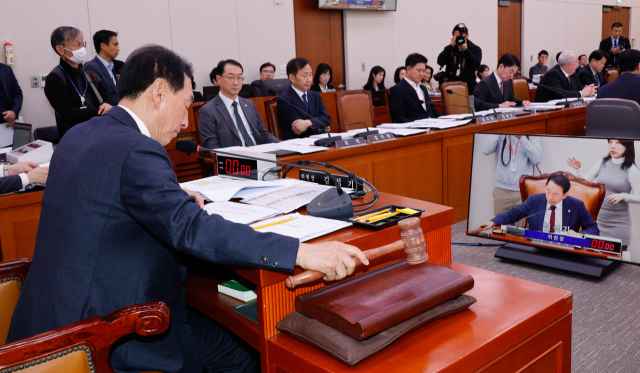 김석기 국회 외교통일위원회 위원장이 13일 서울 여의도 국회에서 열린 외통위 제418회국회(정기회) 제5차 전체회의에서 의결하고 있다. 뉴스1