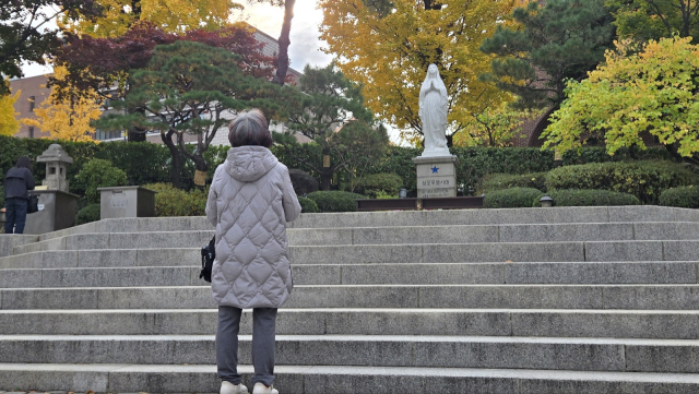 14일 서울 중구 명동성당 성모상 앞에서 한 시민이 두 손 모아 기도하고 있다. 이승령 기자