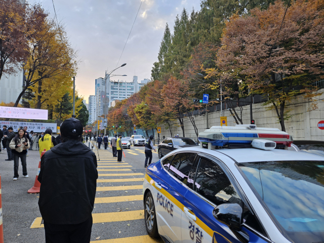 제2025년도 대학수학능력시험이 치러진 14일 서울 서초구 반포고 앞에 수험생을 태운 순찰차가 도착해있다.박민주기자