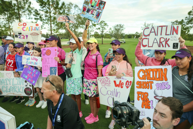 LPGA 투어 안니카 드리븐 프로암 행사에 등장한 ‘농구 여제’ 케이틀린 클라크를 보기 위해 몰린 관중들. AP연합뉴스