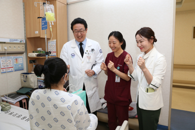 수능 하루 전(13일) 서울성모병원 의료진이 갑작스러운 혈액암 진단으로 입원 치료가 필요해 병원에서 시험을 치르게 될 수험생을 응원하고 있다. (왼쪽부터) 서울성모병원 혈액내과 민기준 교수, 신지선 간호사, 윤선희 병동 UM 간호사. 사진 제공=서울성모병원