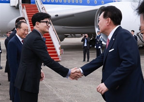 尹, 7박8일 남미 순방 출국…배웅나온 한동훈과 악수