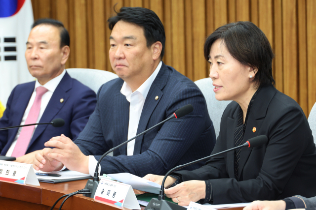 송미령(오른쪽) 농림축산식품부 장관이 14일 오전 서울 여의도 국회에서 열린 쌀값 안정을 위한 실무 당정협의회에서 발언하고 있다. 연합뉴스