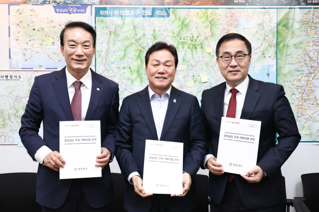 박완수(가운데) 경남도지사가 예결위 소속 국민의힘 서일준(왼쪽) 의원과 최형두 의원을 만나 도내 핵심 국비 사업을 설명하고 건의문을 전달하고 있다. 사진 제공=경남도