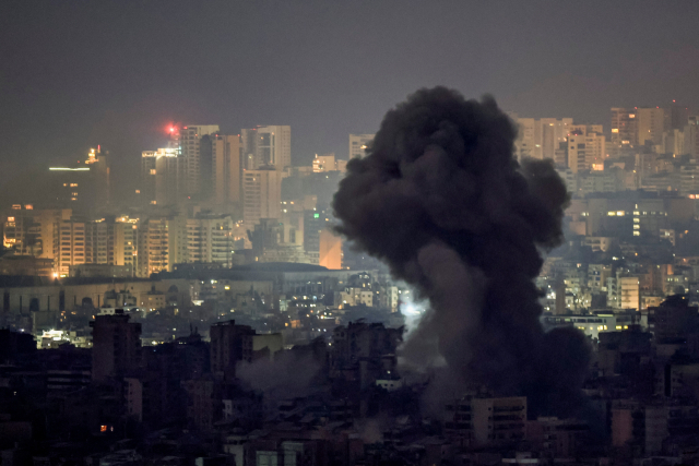 14일(현지 시간) 이스라엘군(IDF)의 공습으로 연기가 피어오르는 레바논 베이루트. 로이터연합뉴스