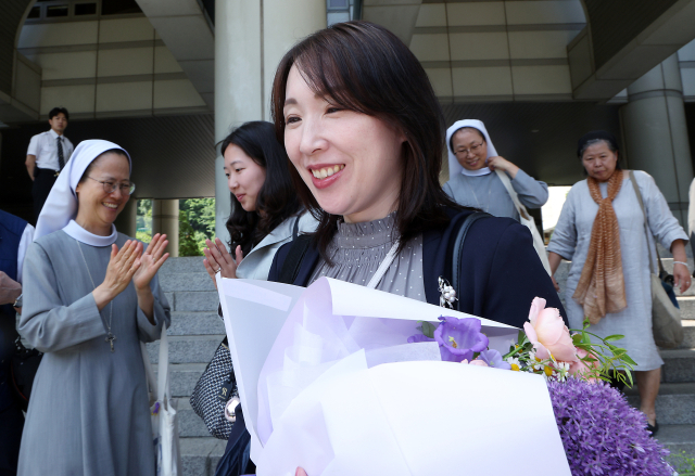 박정희 정부 시절 재일동포 간첩조작사건 피해자 고 최창일 씨의 딸 최지자(나카가와 도모코) 씨가 지난 5월 23일 오후 서울 서초구 서초동 서울고등법원에서 열린 선고공판에서 무죄를 받은 뒤 환하게 웃으며 법원을 나서고 있다. 뉴스1