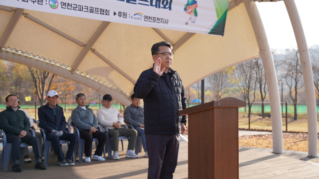 강신익 한국수자원공사 연천포천권지사장이 선수들의 선서를 받고 있다. 김현지 PD