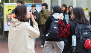 "로제 '아파트' 금지, 침묵 뒤덮인 한국"…외신도 'Suneung' 조명