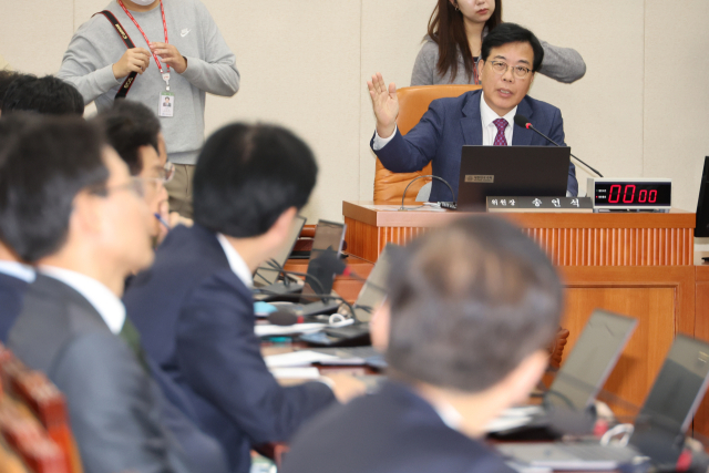 송언석 국회 기획재정위원회 위원장이 14일 국회에서 열린 전체회의에서 전날 여당 단독 개의로 예산안을 소위원회에 회부한 것에 대해 항의하는 야당 의원들과 설전을 벌이고 있다. 연합뉴스