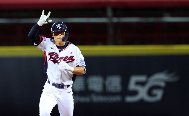 김도영이 14일 오후 대만 타이베이 톈무야구장에서 열린 세계야구소프트볼연맹(WBSC) 프리미어12 2024 B조 조별리그 대한민국과 쿠바의 경기에서 만루 홈런을 친 뒤 베이스를 돌고 있다. 연합뉴스