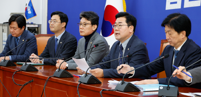 박찬대 더불어민주당 원내대표가 6일 오전 서울 여의도 국회에서 열린 대한민국 주식시장 활성화 TF 1차 회의에 참석해 모두 발언하고 있다. 뉴스1