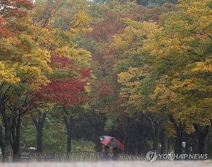 [날씨] 포근한 가을…전국 곳곳 비