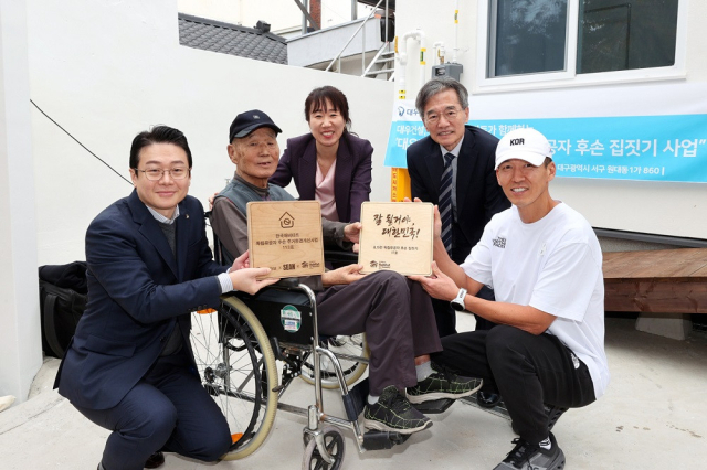 14일 대우건설 등 독립유공자 후손 집짓기 사업 관계자들이 대구에서 열린 독립유공자 후손 집짓기 사업 헌정식에서 기념 촬영을 하고 있다. 사진 제공=대우건설