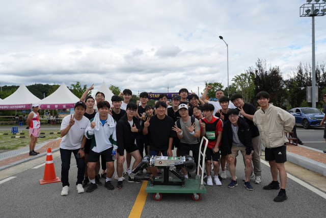 4족보행 로봇 '라이보2'가 지난 9월 '금산인삼축제 마라톤'에 참여해 관계자들과 기념촬영을 하고 있다. 사진제공=카이스트