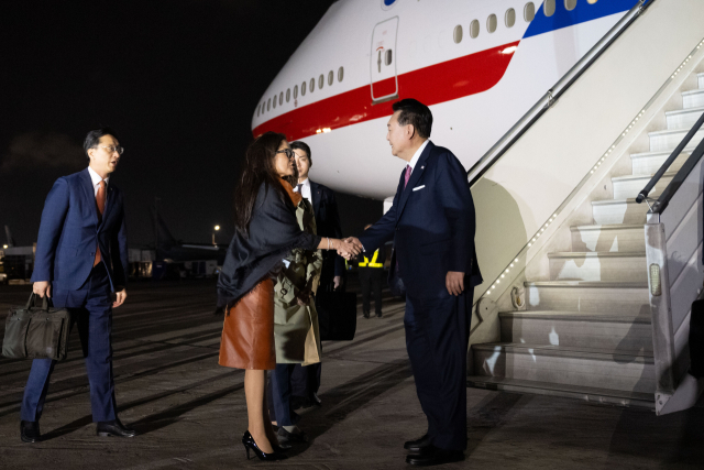 제31차 아시아태평양경제협력체(APEC) 정상회의에 참석하는 윤석열 대통령이 14일(현지시간) 페루 리마 제2공군비행단에 도착해 환영 인사와 악수하고 있다. 리마(페루)=연합뉴스