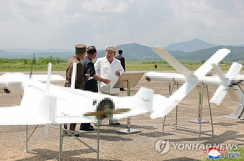 김정은 북한 국무위원장이 지난 8월 24일 국방과학원 무인기연구소를 찾아 최근 개발한 무인기들의 타격시험을 현지지도했다고 조선중앙통신이 보도했다. 연합뉴스