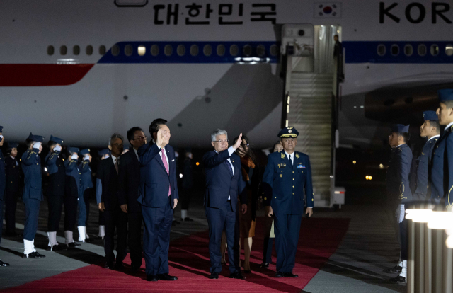 31차 아시아태평양경제협력체(APEC) 정상회의에 참석하는 윤석열 대통령이 14일(현지시간) 페루 리마 제2공군비행단에 도착해 인사하고 있다. 리마=연합뉴스