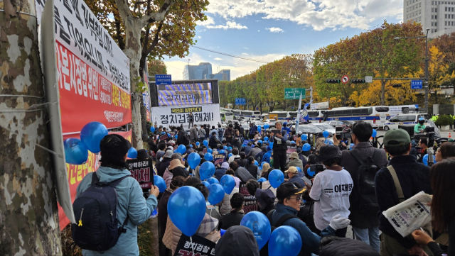 15일 오전 서울중앙지검 서문 인근 2개 차로에 자리를 잡은 이재명 지지 단체가 집회를 준비하고 있다.이승령기자