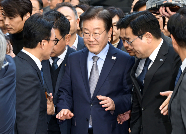 이재명 더불어민주당 대표가 15일 서울 서초구 서울중앙지방법원에서 열린 공직선거법 위반 혐의 사건에 대한 1심 선고 공판에 출석하고 있다. 성형주 기자