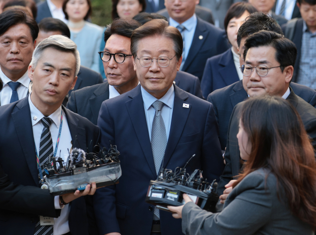 공직선거법상 허위사실 공표 혐의를 받는 이재명 더불어민주당 대표가 15일 서울 서초구 서울중앙지법에서 열린 1심 선고 공판 출석을 마친 후 법정을 나서고 있다. 연합뉴스