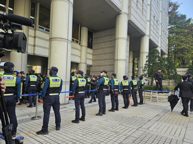 이재명 더불어민주당 대표의 공직선거법 1심 선고가 열린 15일 오후 서울중앙지법 서관 인근에 경력이 배치돼 있다. 정유민 기자