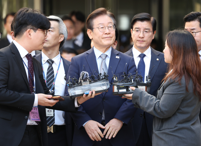 이재명 더불어민주당 대표가 15일 서울 서초구 서울중앙지법에서 열린 공직선거법 위반 혐의 관련 1심 선고 공판을 마친 뒤 굳은 표정으로 법원 청사를 나서고 있다. 연합뉴스