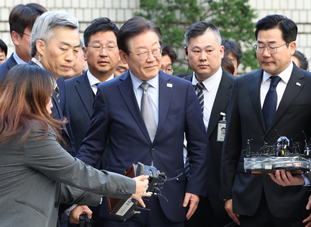 공직선거법상 허위 사실 공표 혐의를 받는 더불어민주당 이재명 대표가 15일 오후 서울 서초구 서울중앙지법에서 열린 1심 선고공판에 출석하고 있다. 연합뉴스