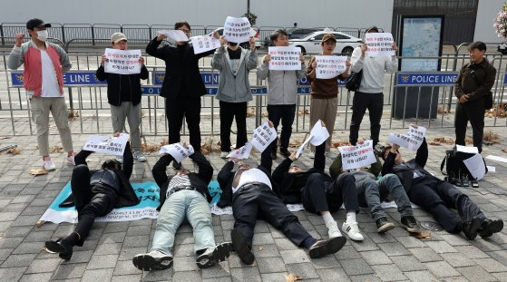 전국가맹점주협의회와 참여연대 민생희망본부 회원들이 15일 서울 용산 대통령실 앞에서 기자회견을 열고 상생협의체 합의안 폐기를 요구하고 있다. 사진=뉴스1