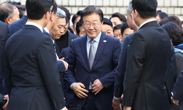 공직선거법상 허위사실 공표 혐의를 받는 더불어민주당 이재명 대표가 15일 서울 서초구 서울중앙지법에서 열린 1심 선고공판에 출석하고 있다. 연합뉴스