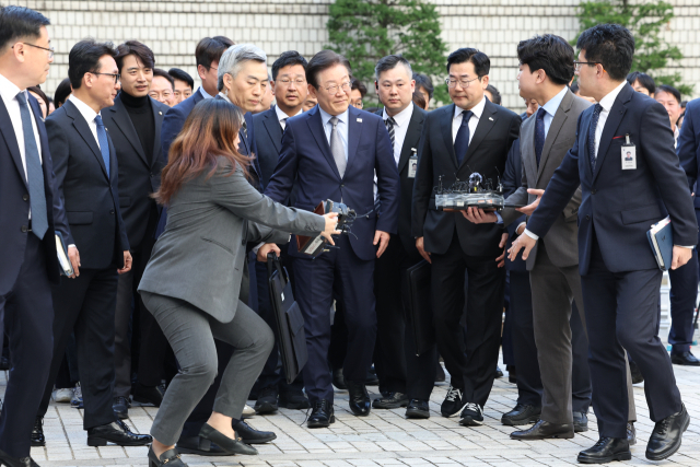 공직선거법상 허위 사실 공표 혐의를 받는 더불어민주당 이재명 대표가 15일 오서울 서초구 서울중앙지법에서 열린 1심 선고공판에 출석하고 있다. 연합뉴스